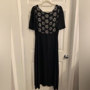 Elegant women’s Black Dress with Sunburst Design. Size 16 $15